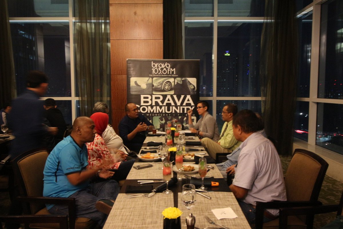 Bravaradio's tweet photo. Telah hadir di #BravaCommunity malam with Alumni SMAN 4 Jakarta live dari The Ritz-Carlton Jakarta. https://t.co/iYfhqtYDcc