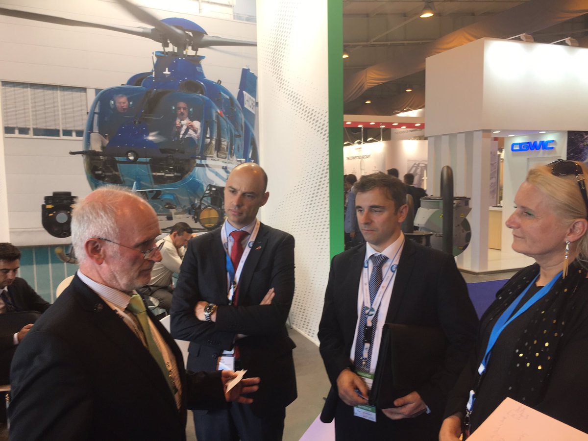MiS_berlin's tweet photo. DLR-Vorstand wird auf der #MAKS2017 bei #Hensoldt begrüßt. https://t.co/cfFlJM07Hl