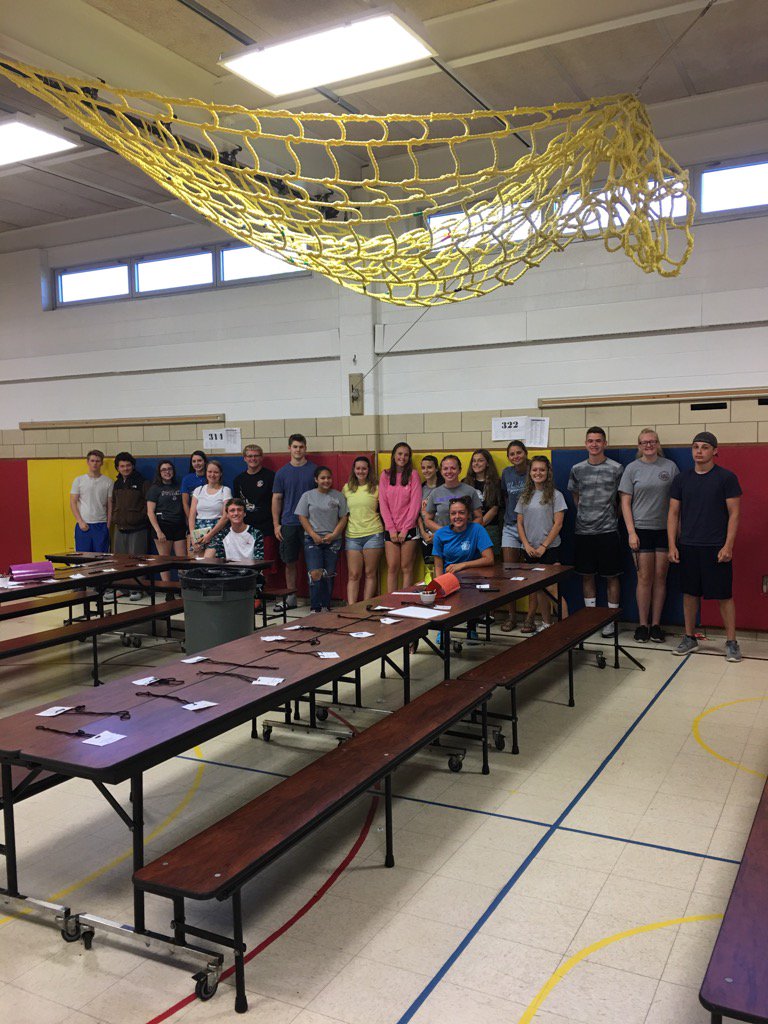mrmoore_10's tweet photo. Great crew of ARHS Titans volunteering for the GCSD free breakfast service at Autumn Lane! https://t.co/qjLceGqrEL