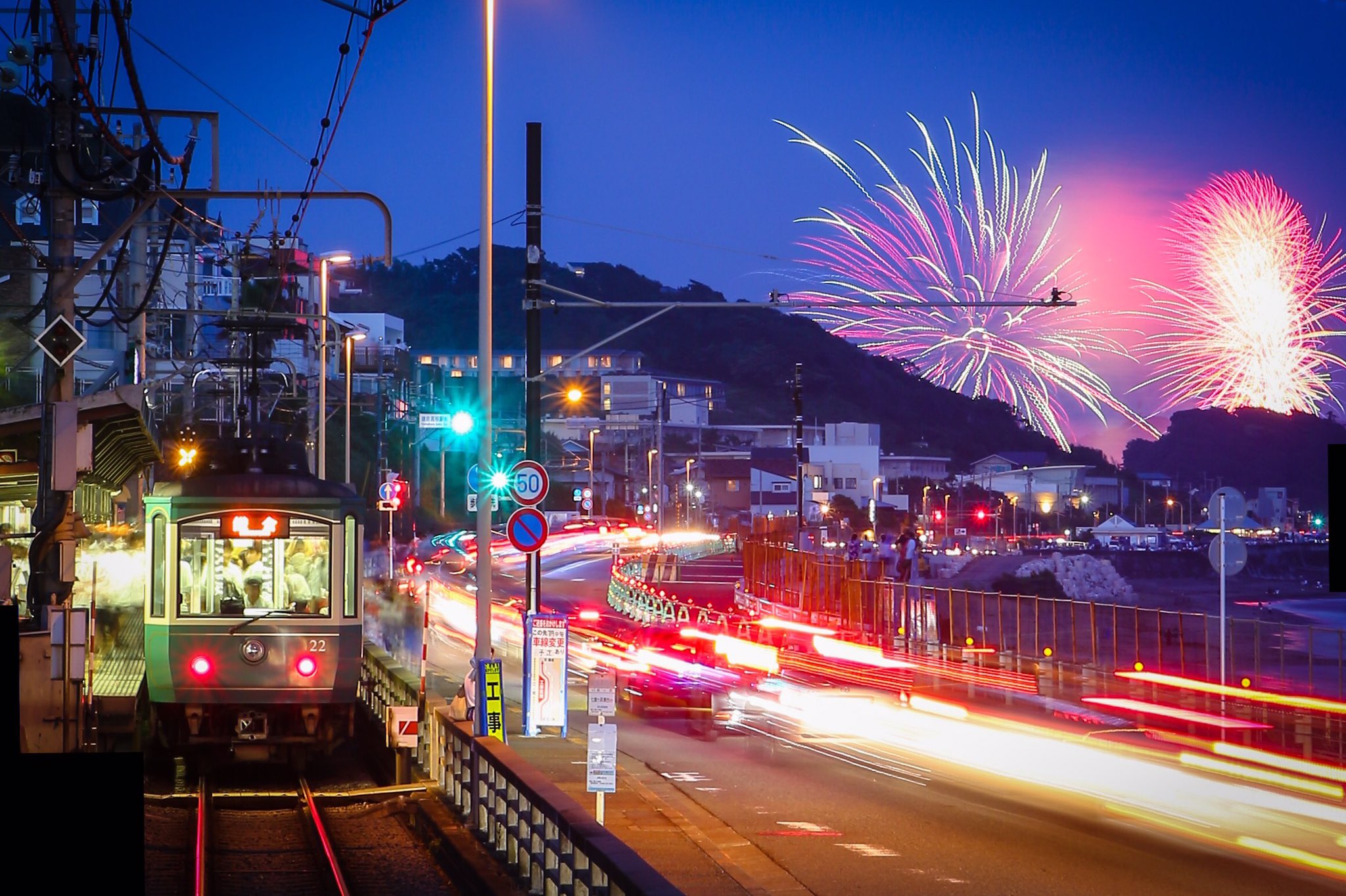 鉄弦 17 7 19 江ノ電 鎌倉花火大会 仕事終わりに久々の撮影 江ノ電のダイヤと花火打ち上げのタイミングがとてもシビアでした 証拠程度に数枚 T Co Kyrjcamkla Twitter