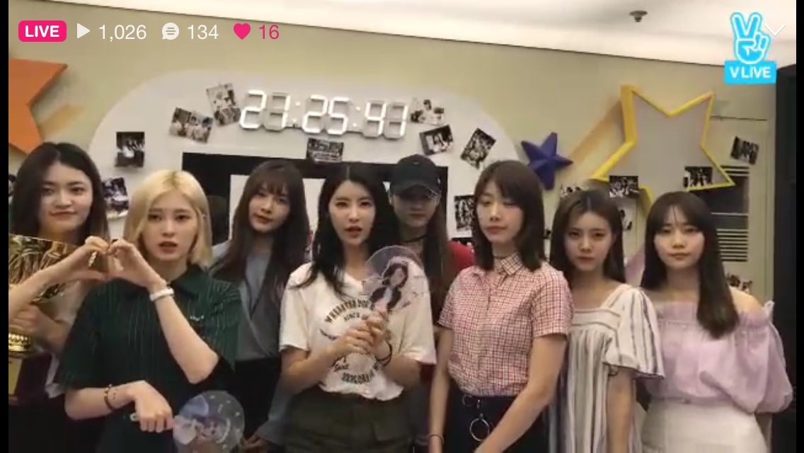 cathyxchaeyeon's tweet photo. heehyun with a chaeyeon fan/photo when her girlfriend is not here #catchae https://t.co/fOs5GhKfK9