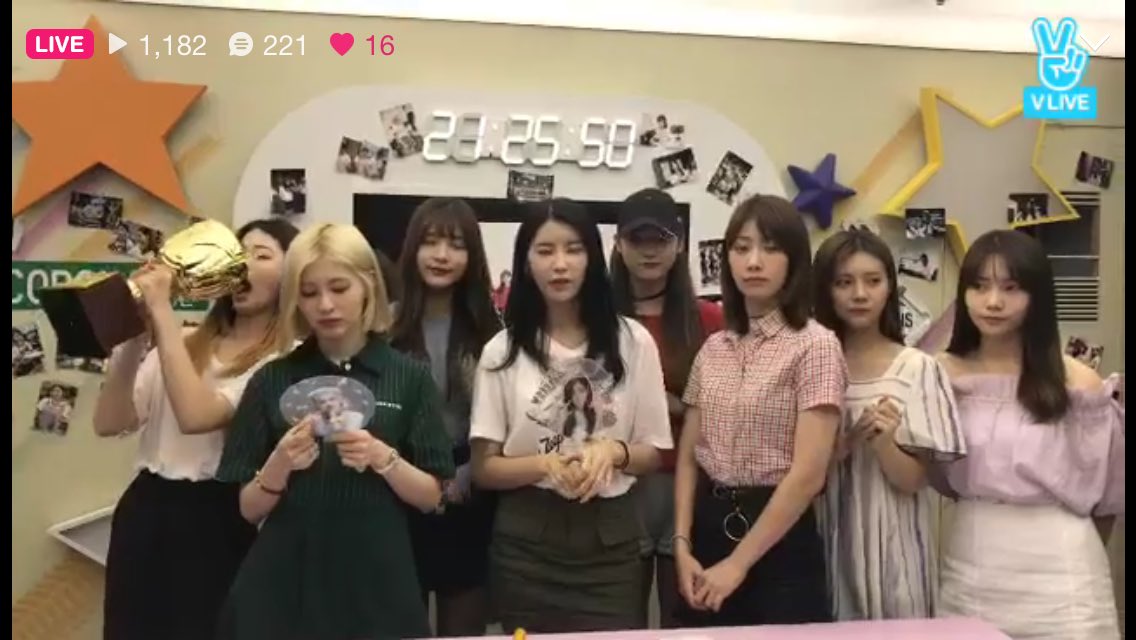 cathyxchaeyeon's tweet photo. heehyun with a chaeyeon fan/photo when her girlfriend is not here #catchae https://t.co/fOs5GhKfK9