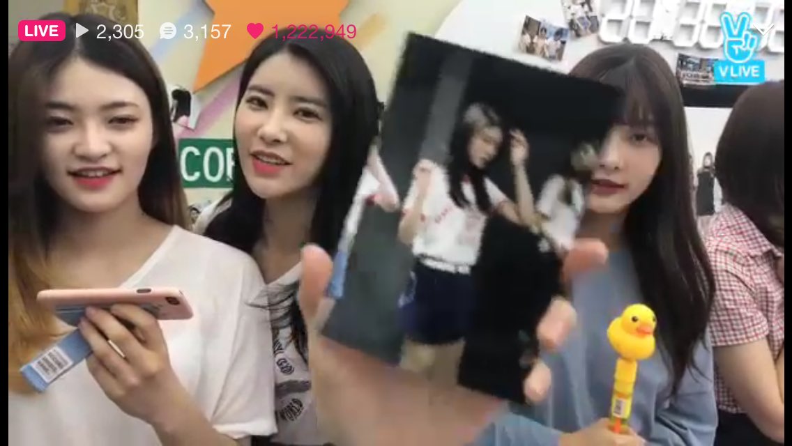 cathyxchaeyeon's tweet photo. heehyun with a chaeyeon fan/photo when her girlfriend is not here #catchae https://t.co/fOs5GhKfK9