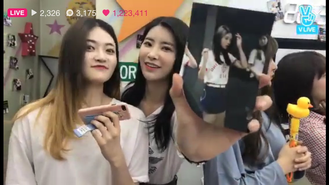 cathyxchaeyeon's tweet photo. heehyun with a chaeyeon fan/photo when her girlfriend is not here #catchae https://t.co/fOs5GhKfK9