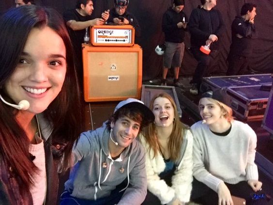 AlzamendiDelfiG's tweet photo. con @AriasPedroG @JimMedinaGa y @SanchezYamG los amooo💋💋💜💛💚 besos de ositos amorosos https://t.co/yZAzMZj2cN