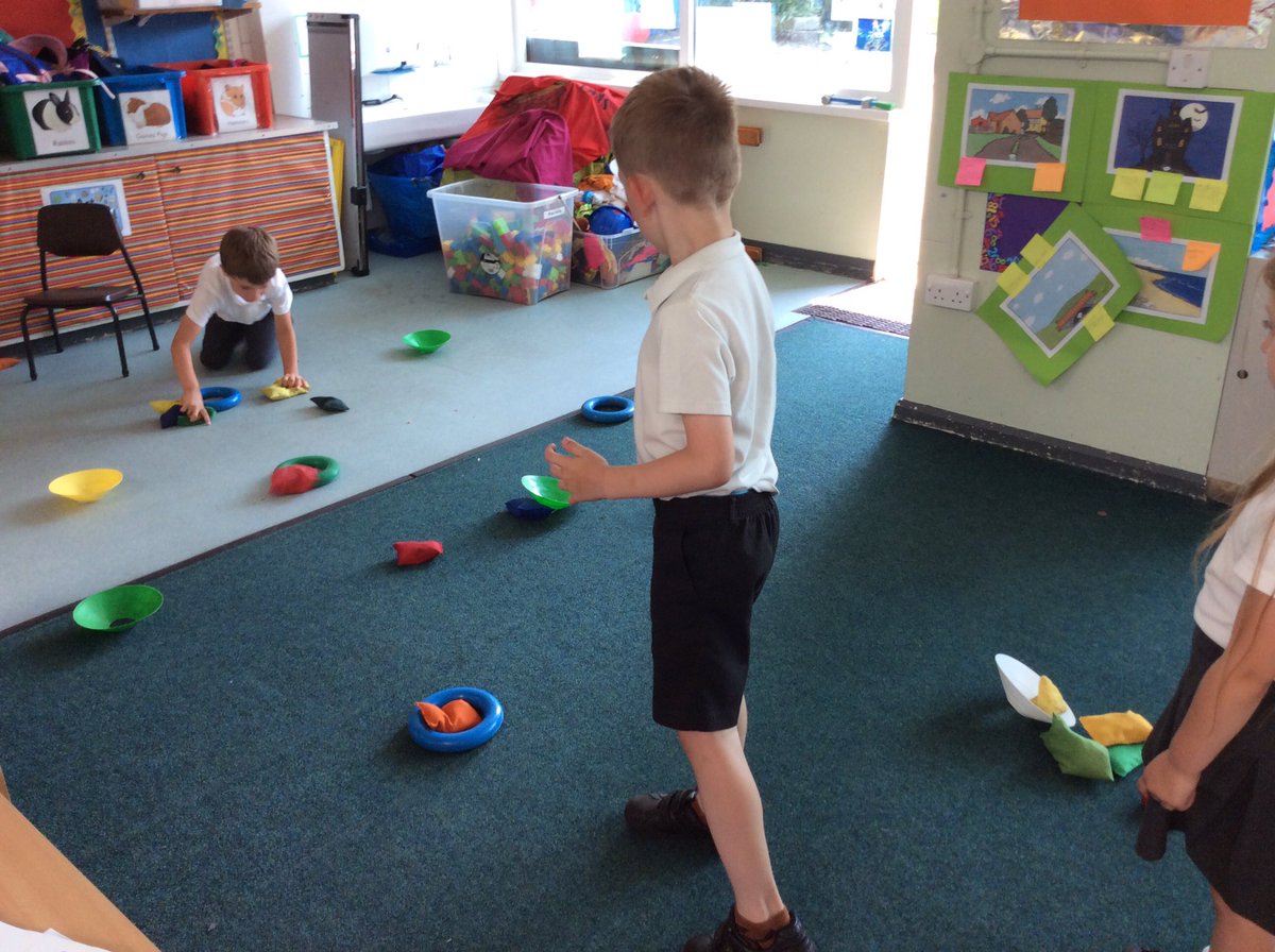 BroughPrimary's tweet photo. Y1 - Hull Fair is 724 years old! We're having fun playing some traditional stall games! #pennypush #pingpongtoss #fun (2/2) https://t.co/cdNsnjMJR5