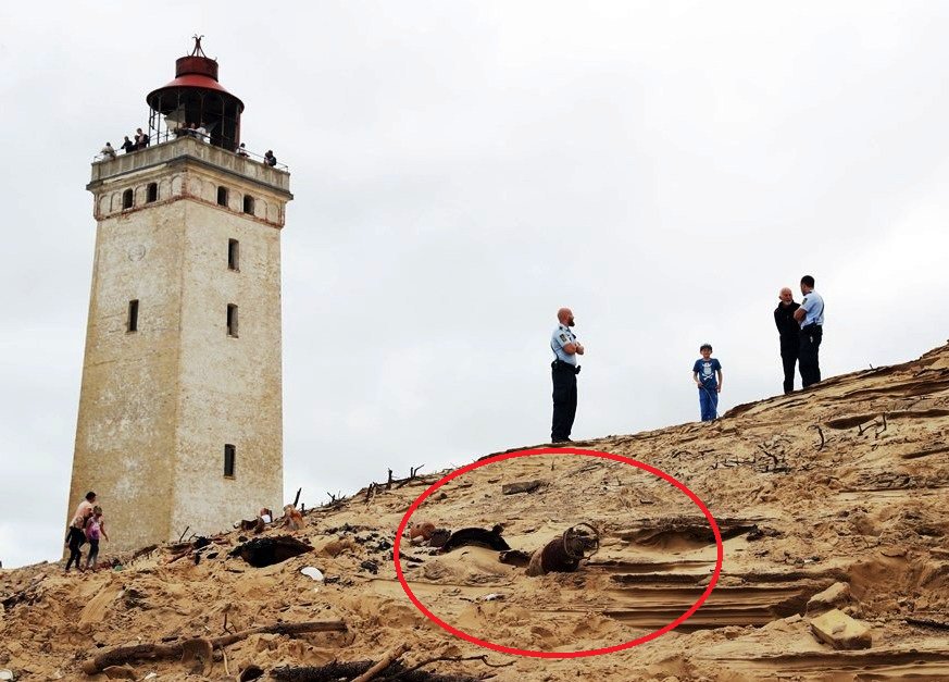 JMNoticias's tweet photo. Aparece un torpedo de la IIGM sin estallar cerca del faro de #Rubjerg #Knude, en la costa atlántica de la península danesa de Jutlandia. https://t.co/Hs1Zhhpnfr