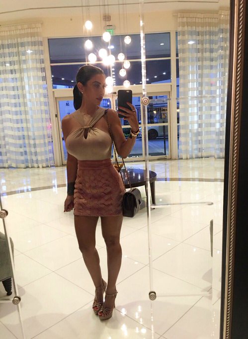 Selfie 😘dinner time https://t.co/AyqODQYUqn