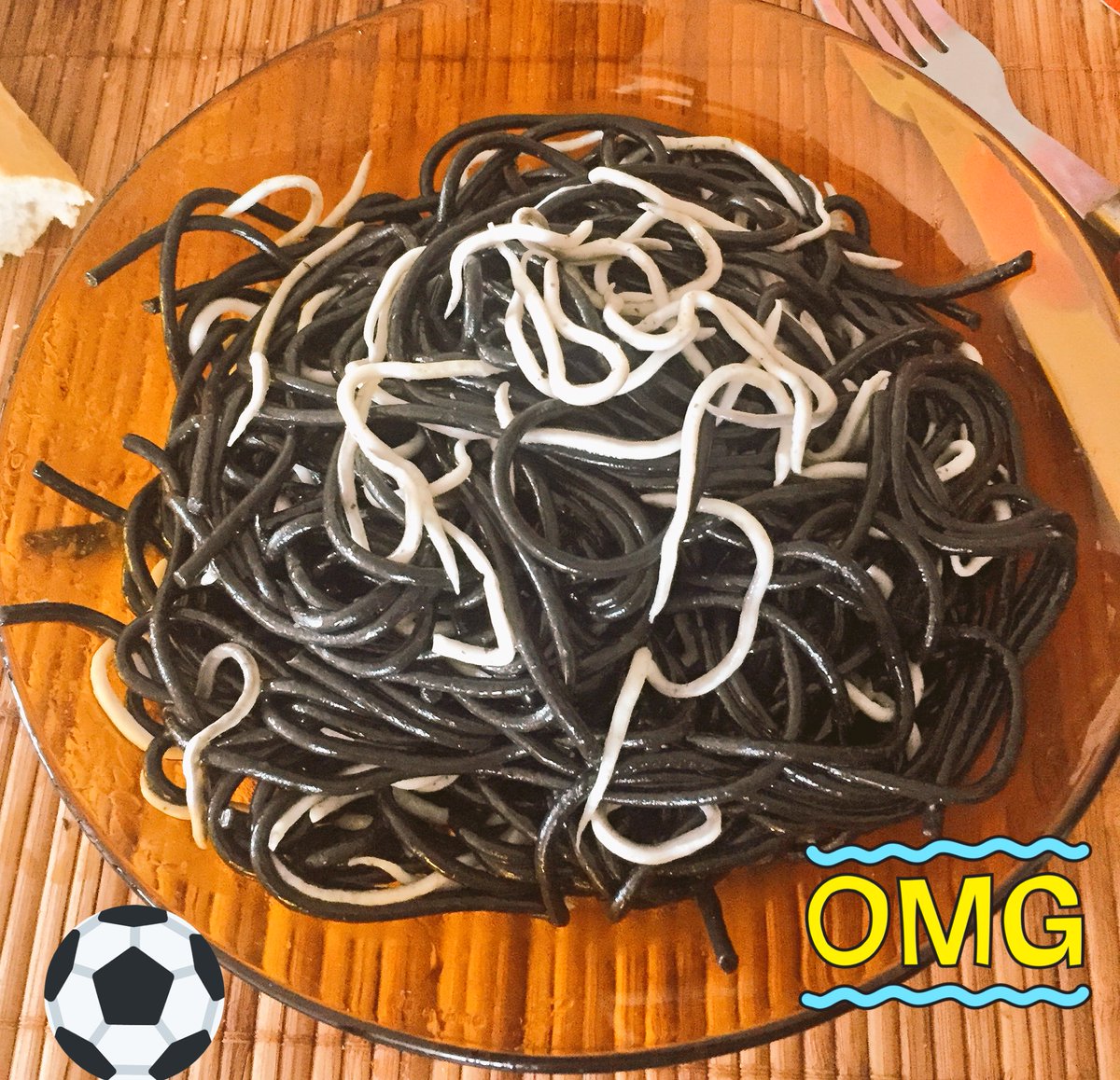 NachoCDC's tweet photo. Esto es lo que pasa cuando @Ani_Maski te prepara la comida el día del cumple y sabe que con el @CD_Castellon todo es mejor!!! #veotodoenB&amp;N https://t.co/PYM22c9NW4