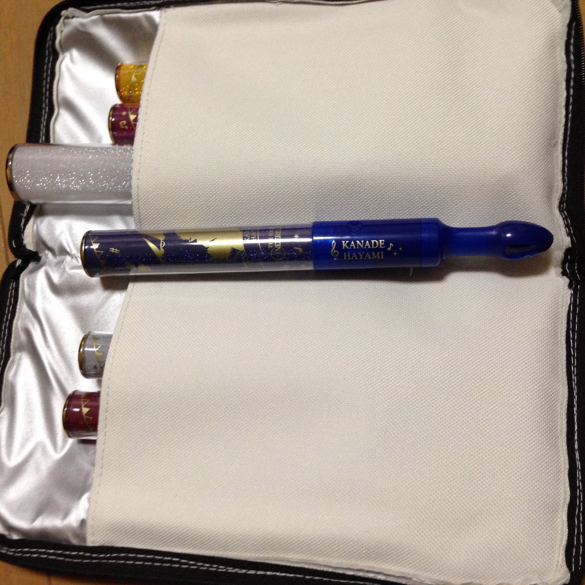 はるお Twitter પર 3coinsのペンラケース買いに行ったら無くて物色した結果ヘアアイロンケースが代用出来そうだから買ってみた キンブレ丁度のサイズ ギリ閉まる だから入って2 3本 誤点灯するかも アイマスのペンラは余裕で入る やったぜ