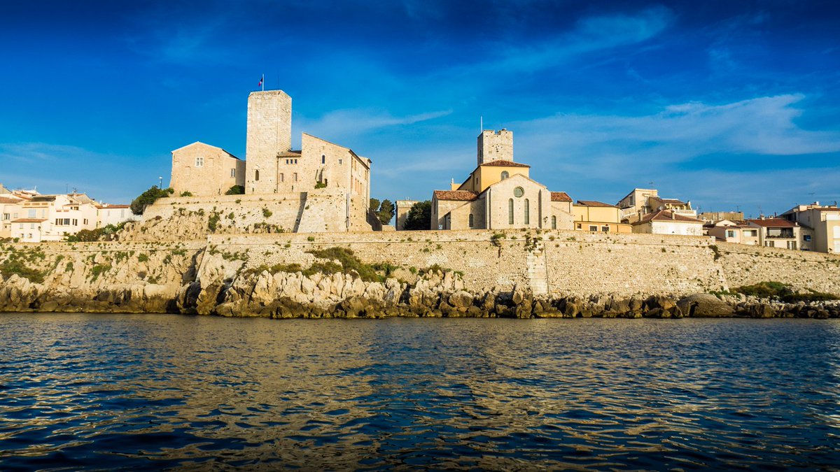Phototof06's tweet photo. #Antibes les remparts #CotedazurNow #visitcotedazur https://t.co/3Y6735RDR4