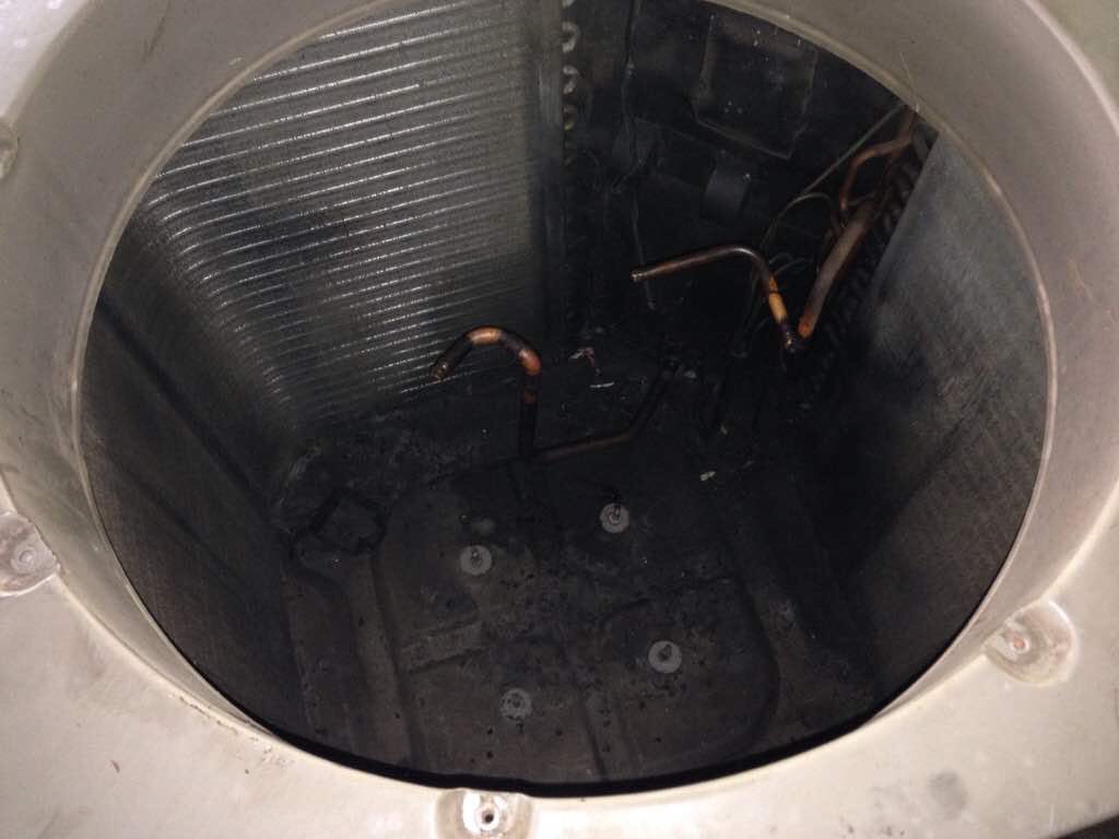 adelanteguayana's tweet photo. C.C.trebol 1 una ves más victimas de robo aires, compresores , ventiladores, aspas. Locatarios sin AA. @trafficGUAYANA @CorreodelCaroni https://t.co/zNvWhp0P45
