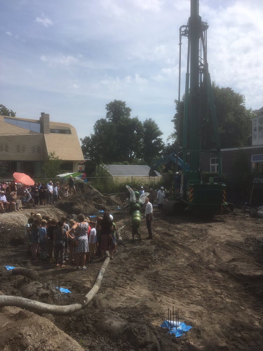 FelixBalde's tweet photo. Vanmiddag eerste paal 'Van Dam-huis'; Antroposofisch Centrum Haarlem op een prominente en historische plek pal achter station Haarlem. https://t.co/b6Qzw1Kimj
