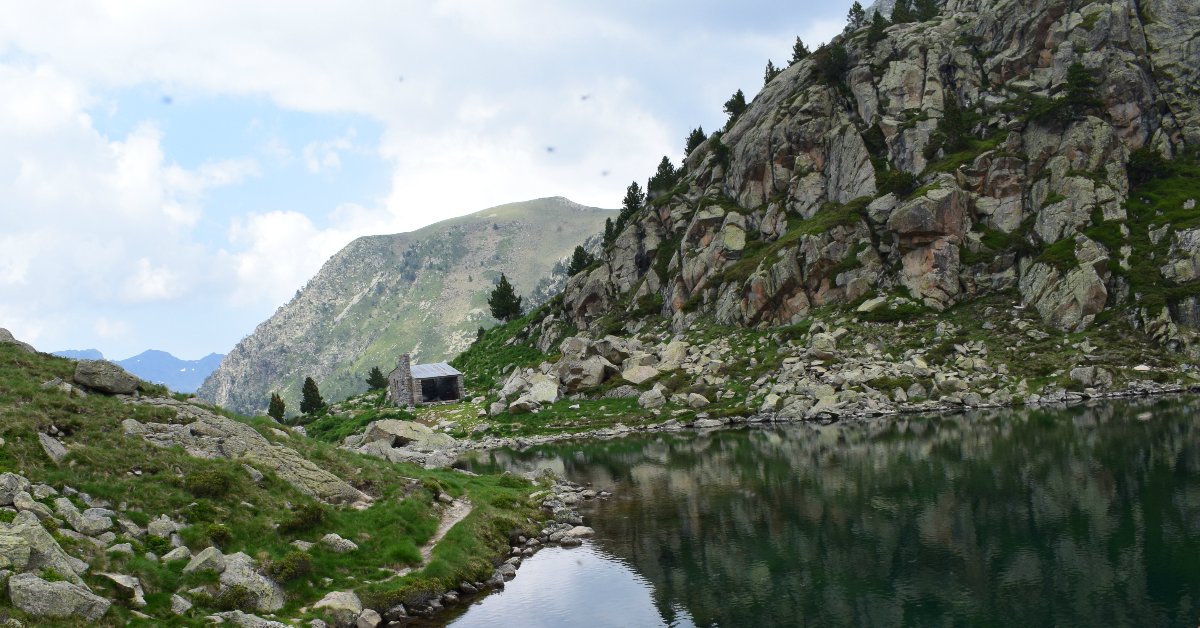 npyski's tweet photo. ➡️ NOS TOPS DE L'ÉTÉ
Charlène, Pierrick et Anaïs vous donnent leur rando préférée dans les #Pyrénées : https://t.co/EK7G6vu5Sy #blognpy https://t.co/l6m7x0sG8C
