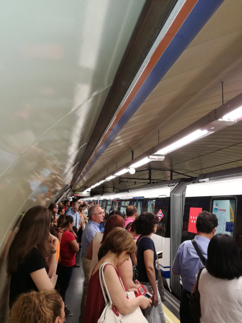 Línea 4 averiada,desalojados del metro, línea 5 cortada...#MetrodeMadrid me están ustedes amargando el mes de julio @SufridoresMetro