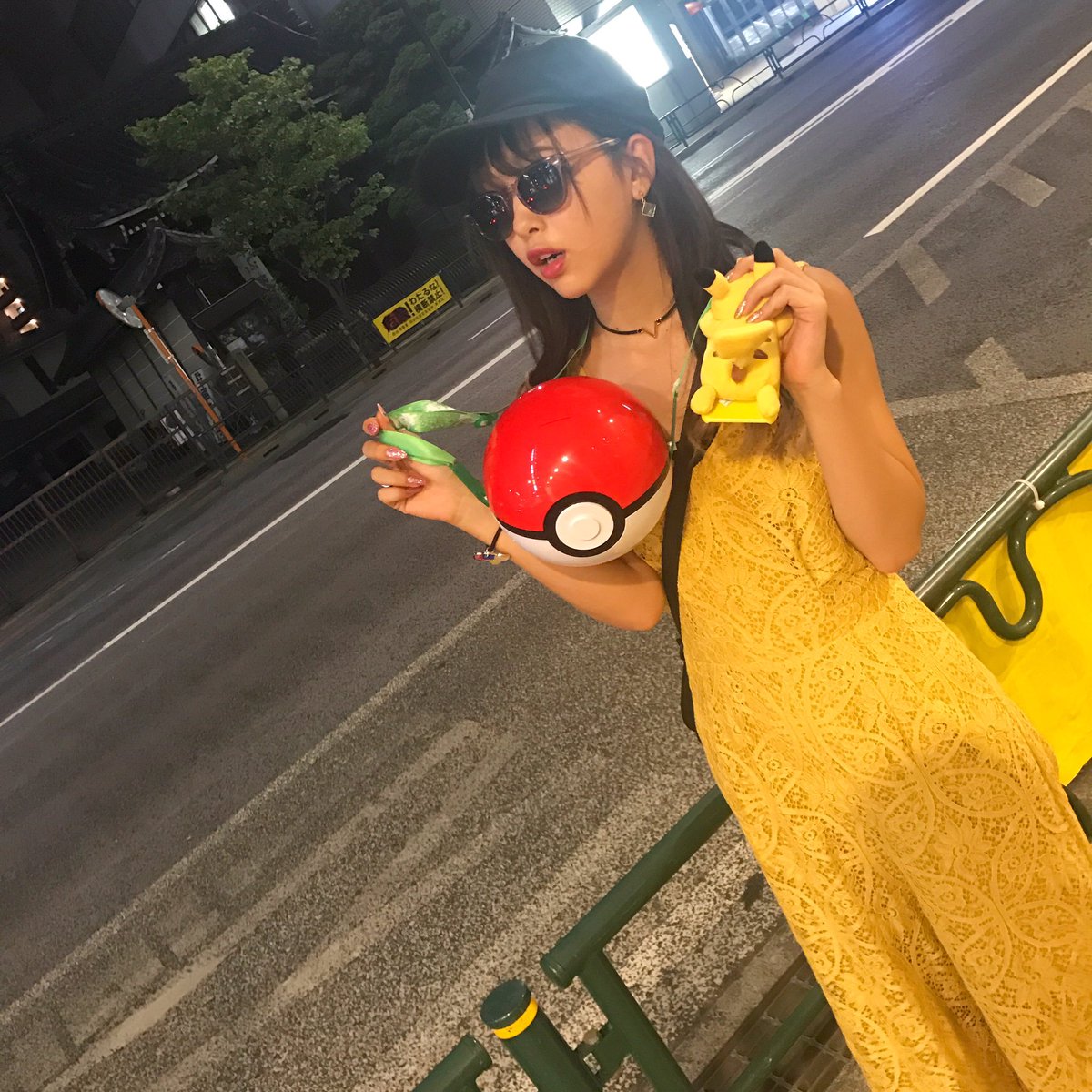 藤田 ニコル にこるん 映画公開に合わせてネイルも髪の毛も服もポケモン仕様に ネイルもピカチュウ とプリンだし髪の毛はグラデーションでピカチュウの耳みたいに 服も黄色で絶対このポップコーンboxと合わせるって決めてたしちょっと意識高い系女子