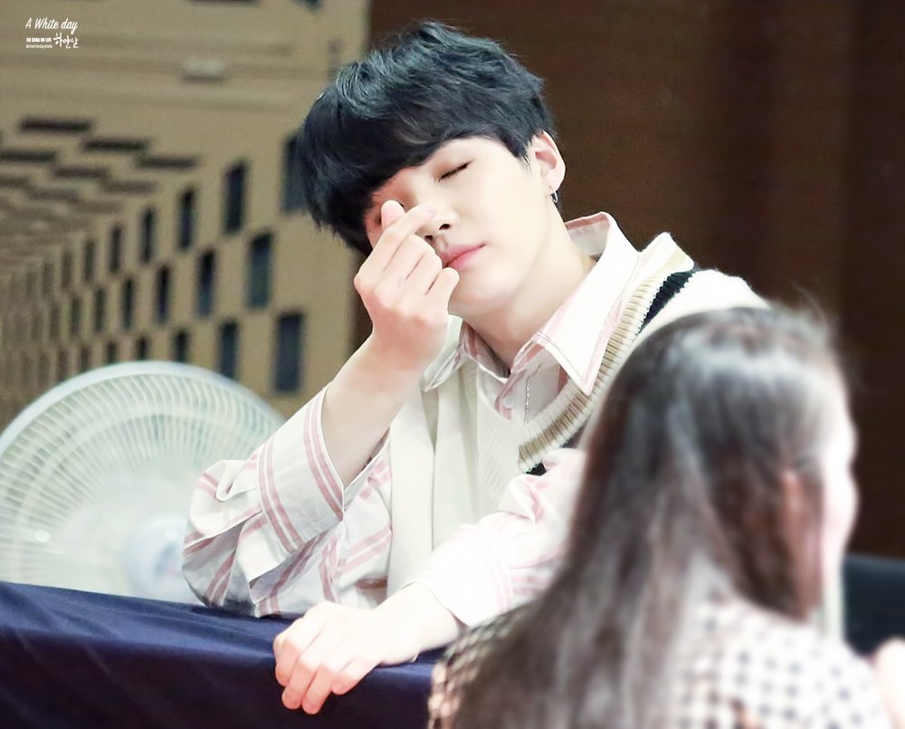 A White day 하얀날 🍬 tweet media