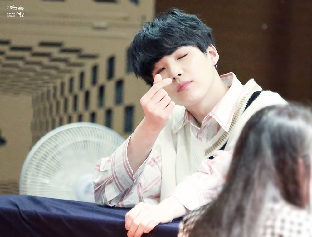 A White day 하얀날 🍬 tweet media