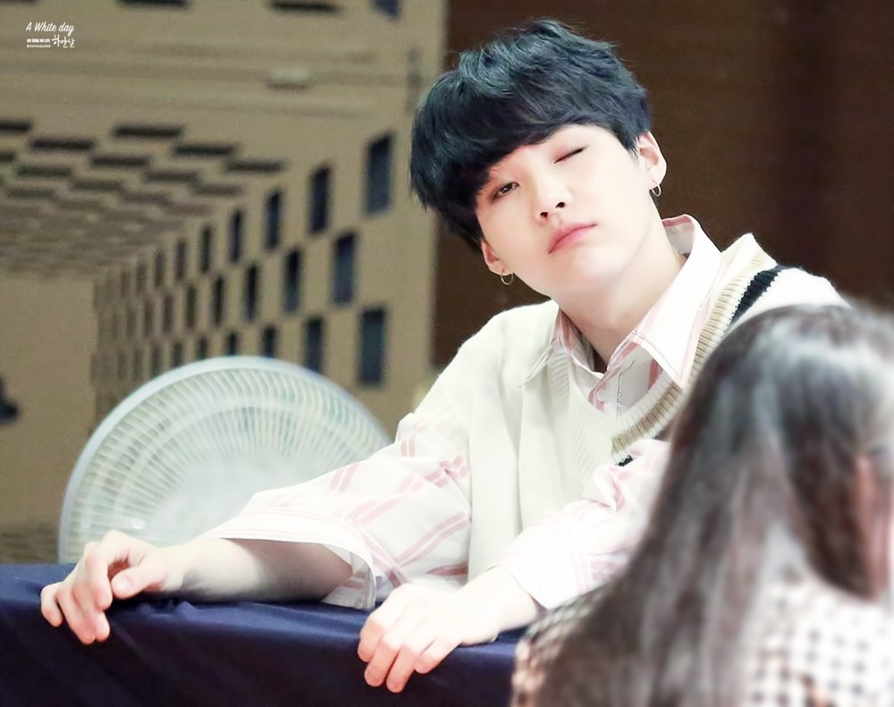 A White day 하얀날 🍬 tweet media