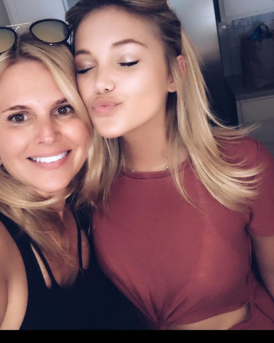Olivia_HoltFR's tweet photo. #PHOTO - Olivia et sa mère chez elle (date inconnue) https://t.co/IKujq0IpOc