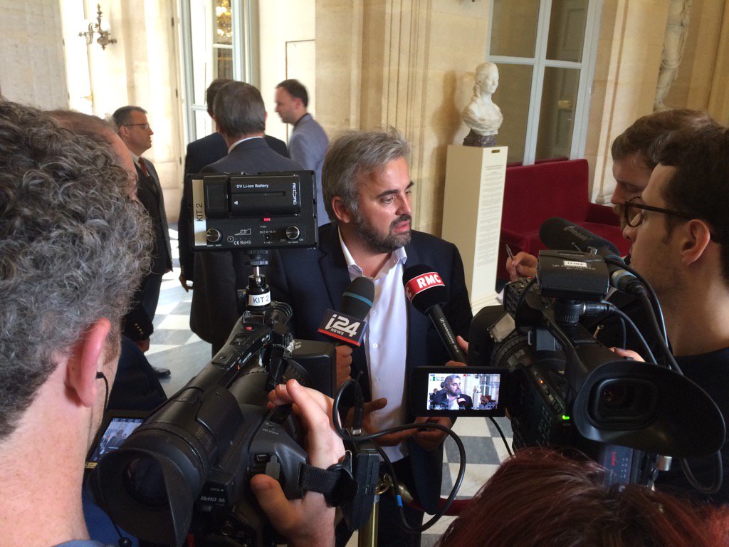 brigitteferrat's tweet photo. A #Corbiere défend le #generaldevilliers et tape sur #Macron #CQFD 😉 #4cols #DirectAN https://t.co/Th51FA7KeV