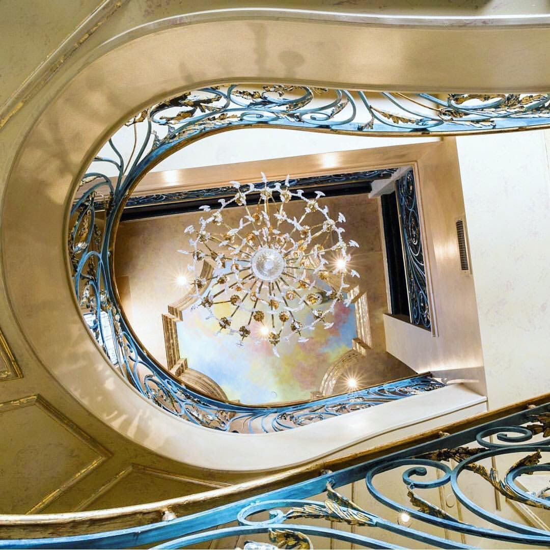 Swing on this chandelier? 😂
<a href="/wsjrealestate/">WSJ Real Estate</a>

Link in our bio. 👆🏽

#interiordesign #interior #home #styletip #Australia #Sydney