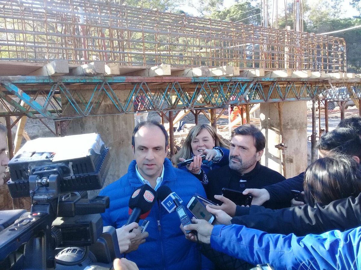_SantaFeCapital's tweet photo. #ahora @josecorralSF y @carlospereiraSF recorriendo las #obras de la conexión vial entre barrios Chalet y Centenario https://t.co/dsH8vTtB3r