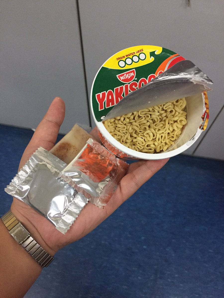frumpynerd_'s tweet photo. Totoo pala talaga yung lucky packets of seasoning sa yakisoba. Generous ang tadhana ngayon, dalawa binigay sa'kin #RTforluck 😂 https://t.co/58zo0sHOTJ