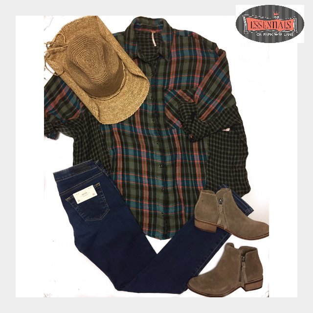 ShopEssentials's tweet photo. Cozy campfire vibes🏕🔥#shopessentials #shoplocal #shopkirkland #OOTD #summerfashion https://t.co/Qz811spuTF