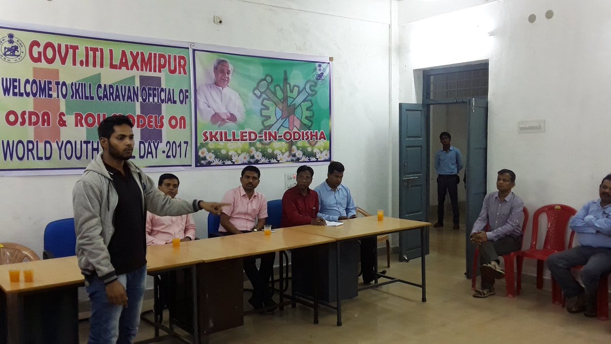 GLaxmipur's tweet photo. Skill caravon team members are interacting with students. https://t.co/YKTBqRXdKs