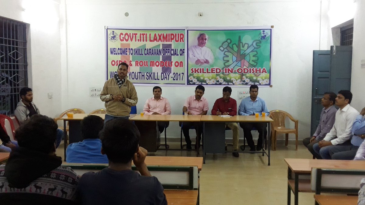 GLaxmipur's tweet photo. Skill caravon team members are interacting with students. https://t.co/YKTBqRXdKs