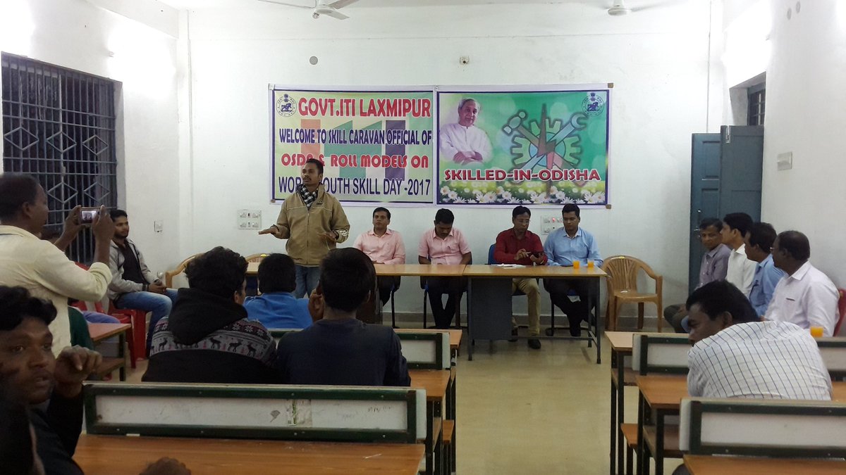 GLaxmipur's tweet photo. Skill caravon team members are interacting with students. https://t.co/YKTBqRXdKs