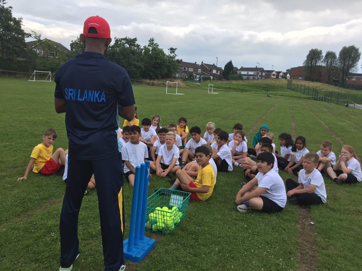miss_hendry's tweet photo. Enjoying our cricket lesson with a professional cricketer from Sri Lanka #aimhigh #inspiration https://t.co/skJwRgxYDJ