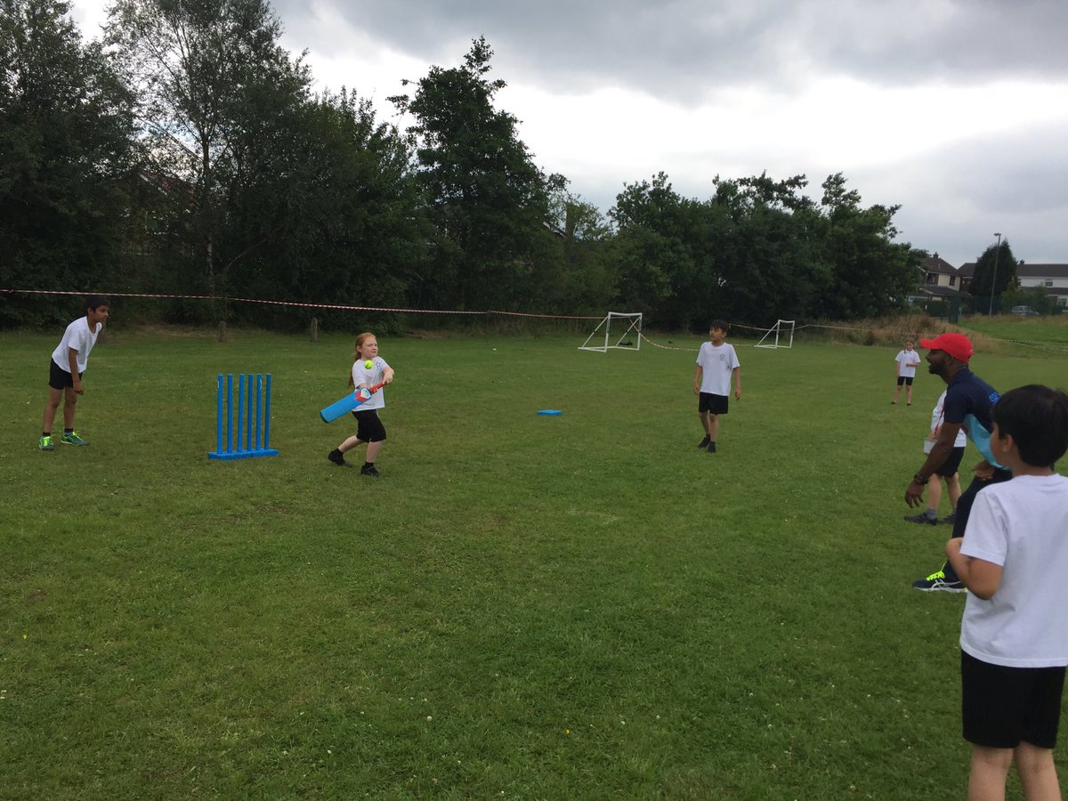 miss_hendry's tweet photo. Enjoying our cricket lesson with a professional cricketer from Sri Lanka #aimhigh #inspiration https://t.co/LT5y7Uxy0H