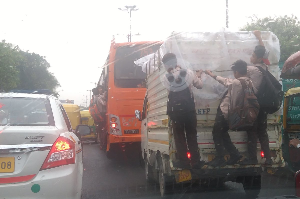 AnkurJourno's tweet photo. @dtptraffic @NBTDilli #danger #action_needed against driver of this dtc bus&auto. school students are hanging from the bus door. #delhi https://t.co/gRYRf0aZH7