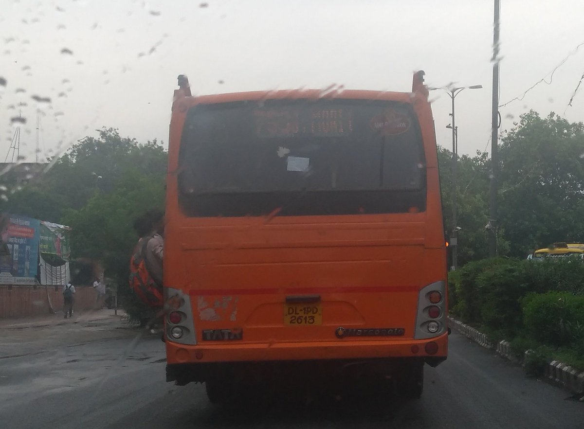 AnkurJourno's tweet photo. @dtptraffic @NBTDilli #danger #action_needed against driver of this dtc bus&auto. school students are hanging from the bus door. #delhi https://t.co/gRYRf0aZH7