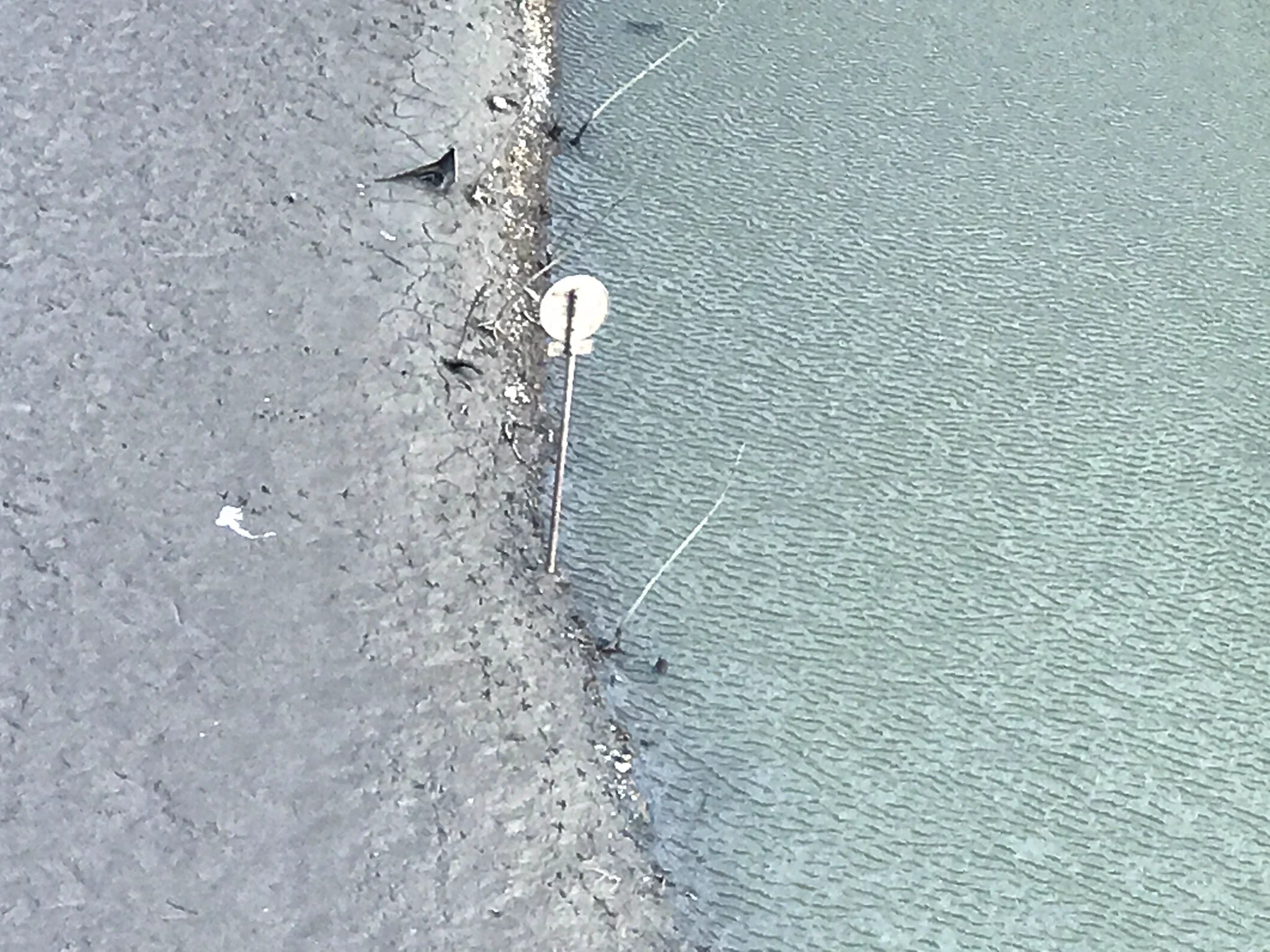 ここまで水位が下がっているのか！宮ヶ瀬湖に水没した道路や橋が現れる！