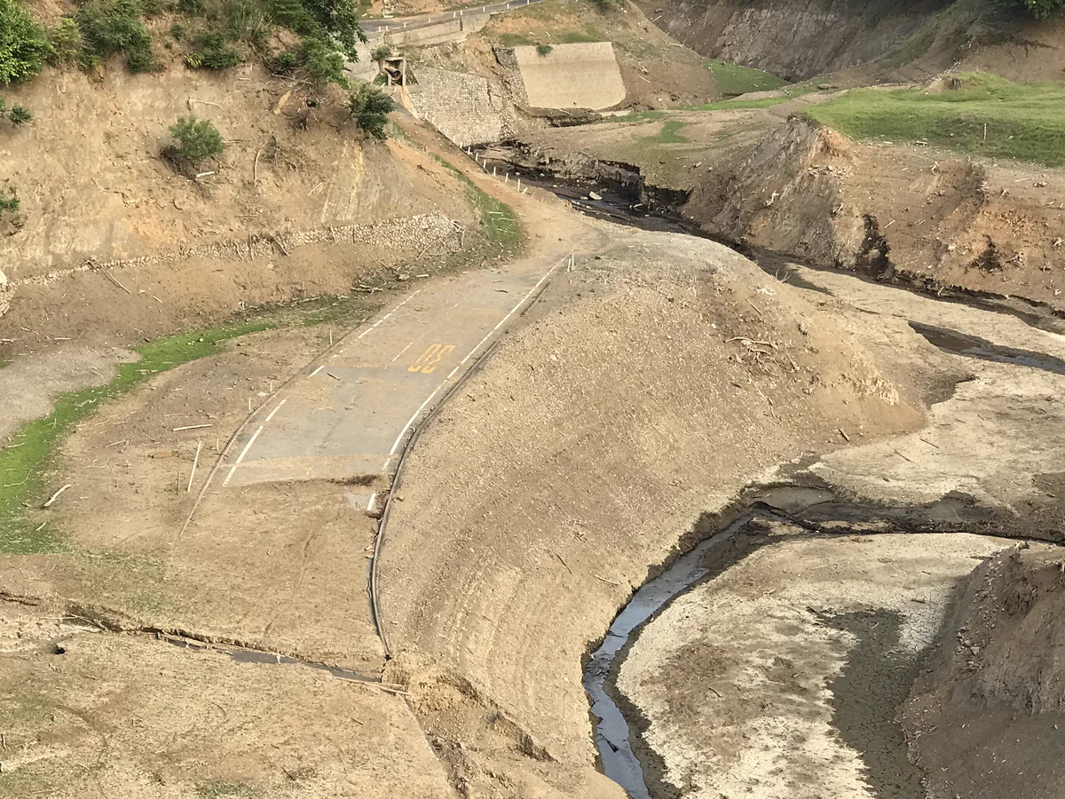 ここまで水位が下がっているのか！宮ヶ瀬湖に水没した道路や橋が現れる！