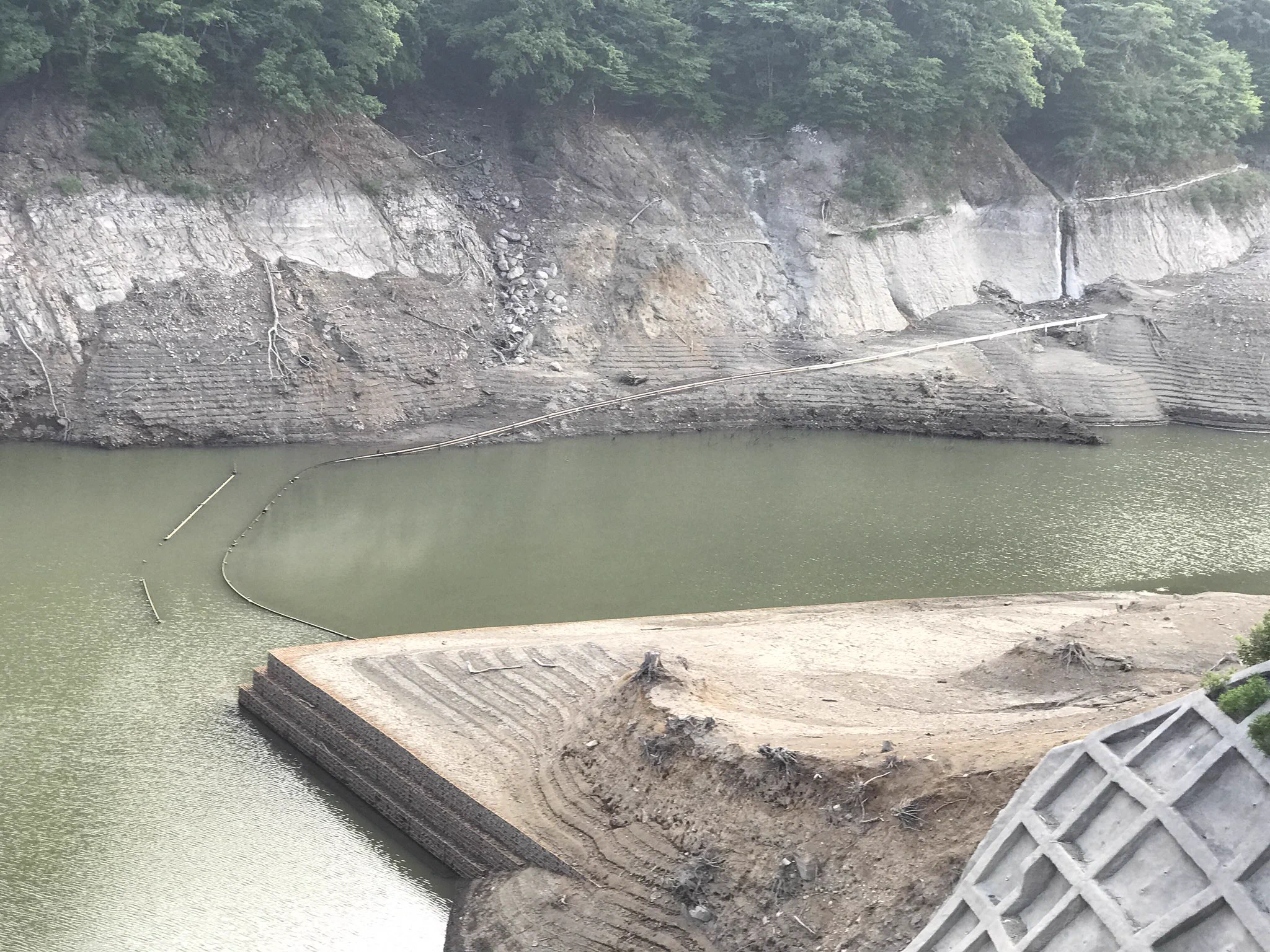 ここまで水位が下がっているのか！宮ヶ瀬湖に水没した道路や橋が現れる！