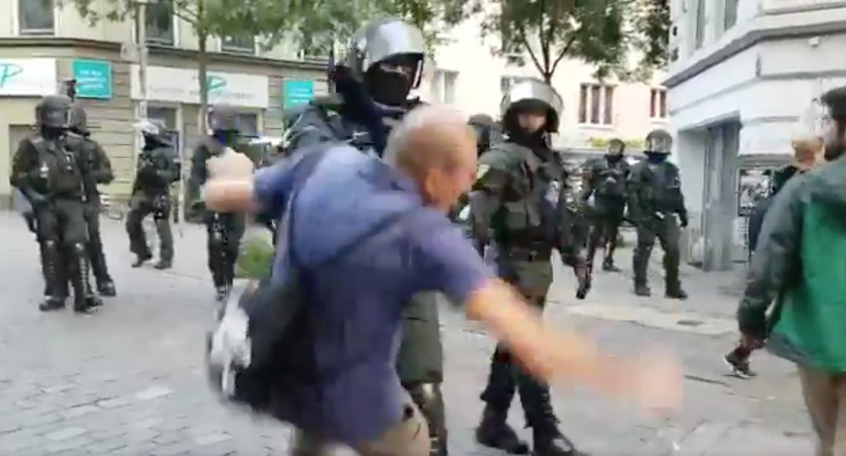 g20_doku's tweet image. Mehr als 80 Grundrechtsverletzungen und Fälle mutmaßlicher rechtswidriger Polizeigewalt sind dokumentiert #HHBue g20-doku.org/2017/