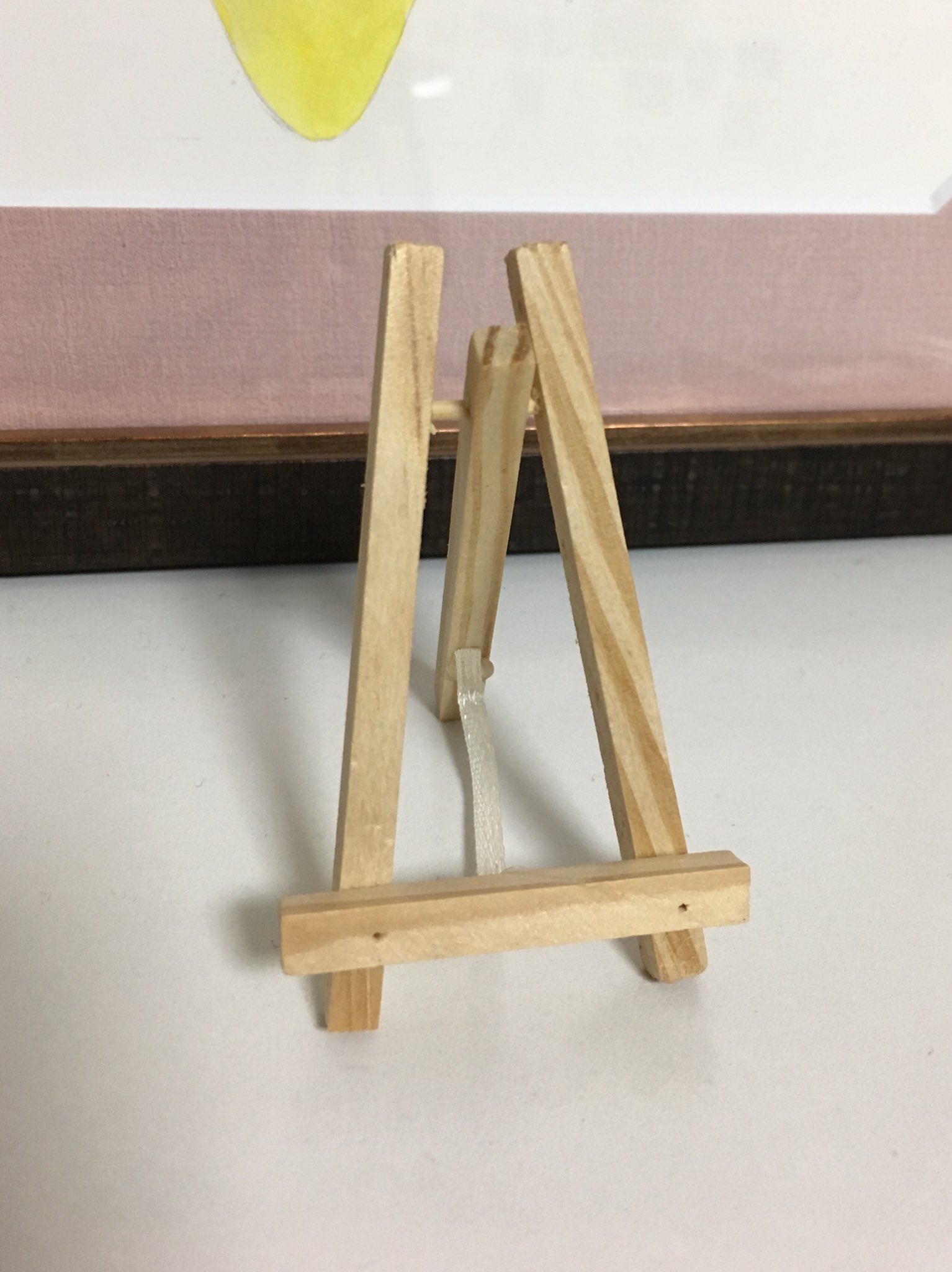 久遠青 ただの日常 今日flet Sっていう100均で見つけたんだけど この超ミニイーゼル よくないですか セリア Amp キャンドゥのミニ額が ギリギリだけど のるんですよ しかも3個で100円 ミニ額使ってる絵描きさんにめちゃくちゃオススメしたい