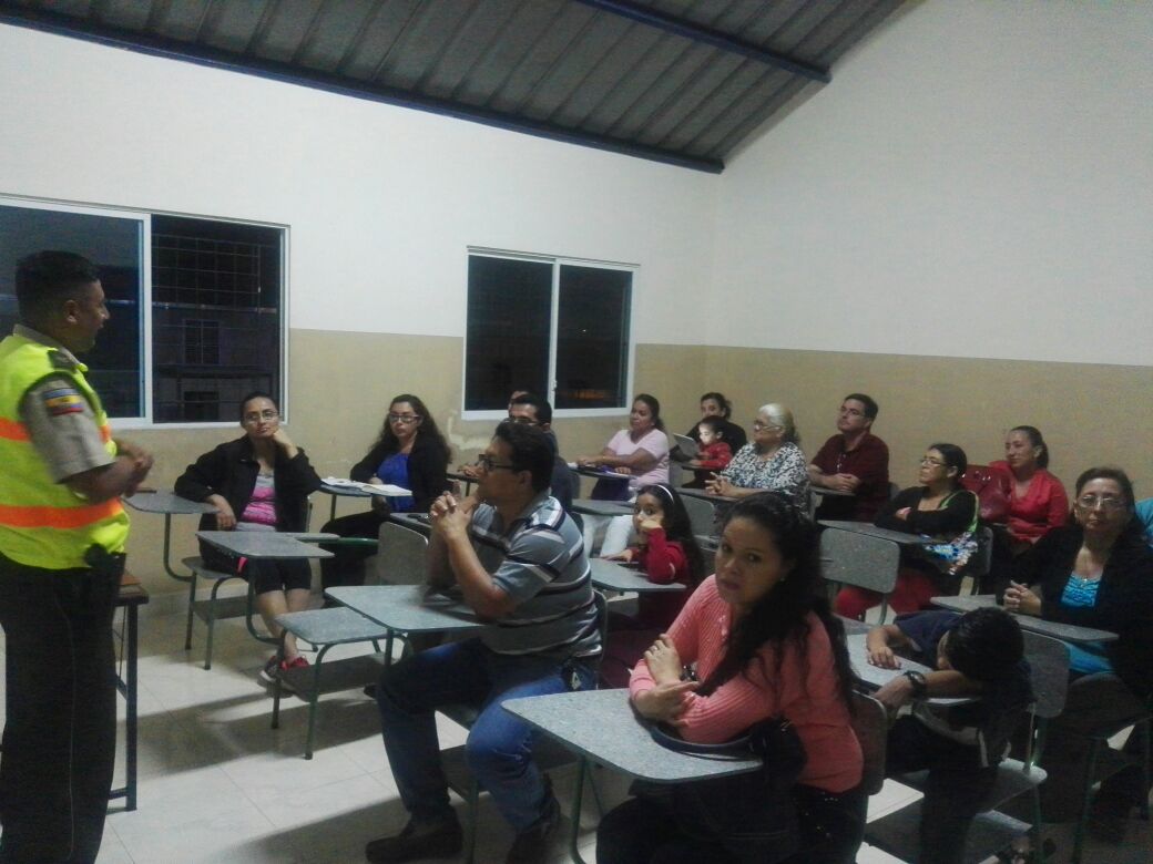 PoliciaEcuador's tweet photo. Durante asamblea comunitaria en el sector Los Gavilanes se imparten medidas de seguridad #DistManta https://t.co/wjc4c1dusS