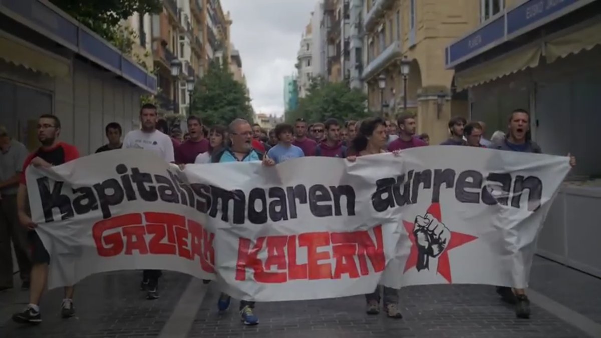 egin_klak's tweet photo. [Bideoa] Kapitalismoaren aurrean @GazteakKalean | Gazte andana batek manifestazioa egin zuten Donostian https://t.co/V6ipPhSIcc … https://t.co/5oANhU98uk