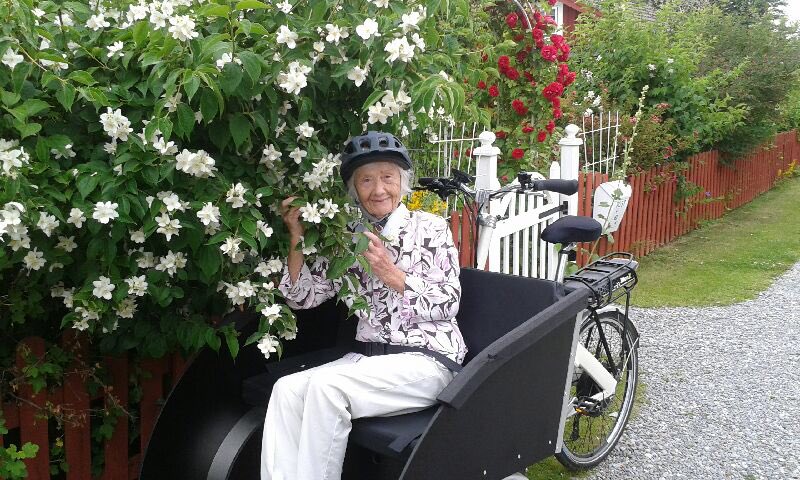 annikakullman's tweet photo. -Underbart med en cykeltur och att få känna doften av schersmin, säger Irene som bor på äldreboendet #tryggheten i #solna. #aleris https://t.co/KfeIey5PM8