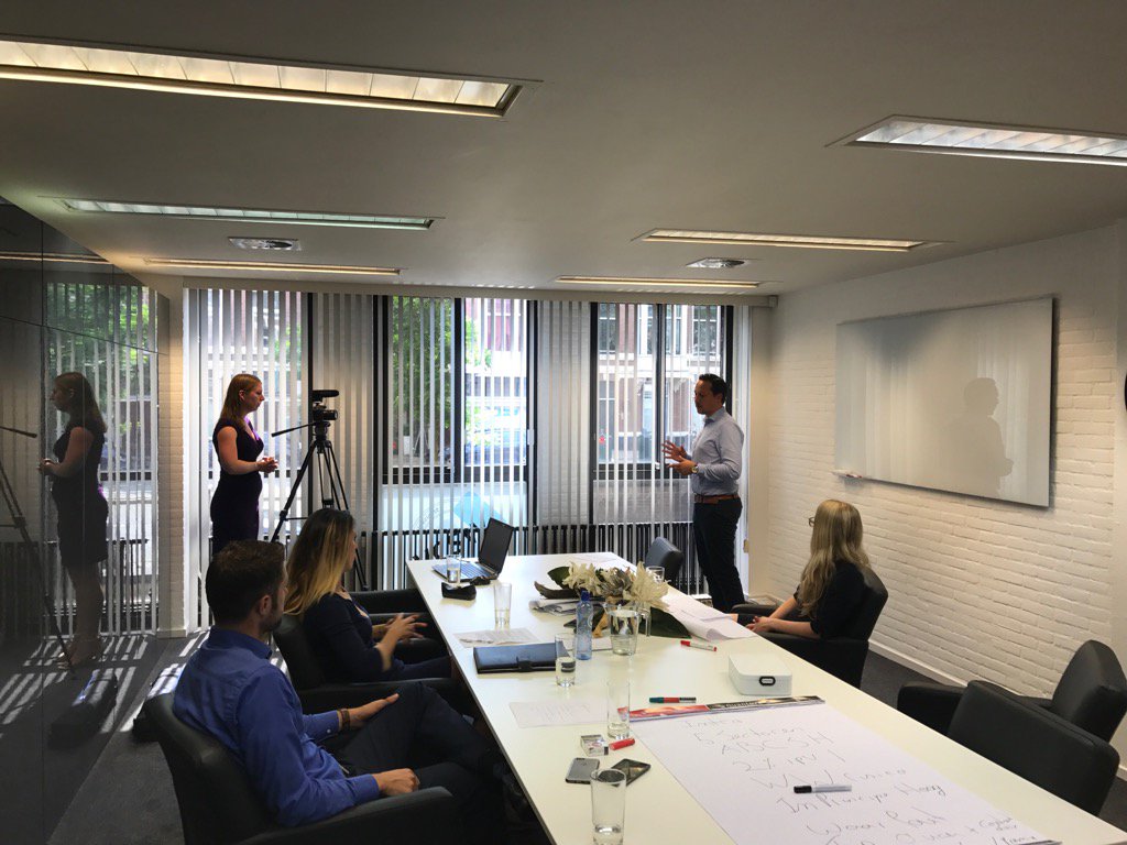 mvanversendaal's tweet photo. Vandaag de tweede sessie van onze opnames voor ons online video kanaal! #vcsw #toffecollega's #plezieropdewerkvloer https://t.co/6SZsrtgqQp