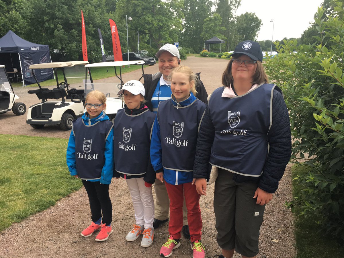 Päätuomari ja tulospalvelun junnut varmistavat, että peli sujuu ja livesoring toimii. #junnut #smgolf2017