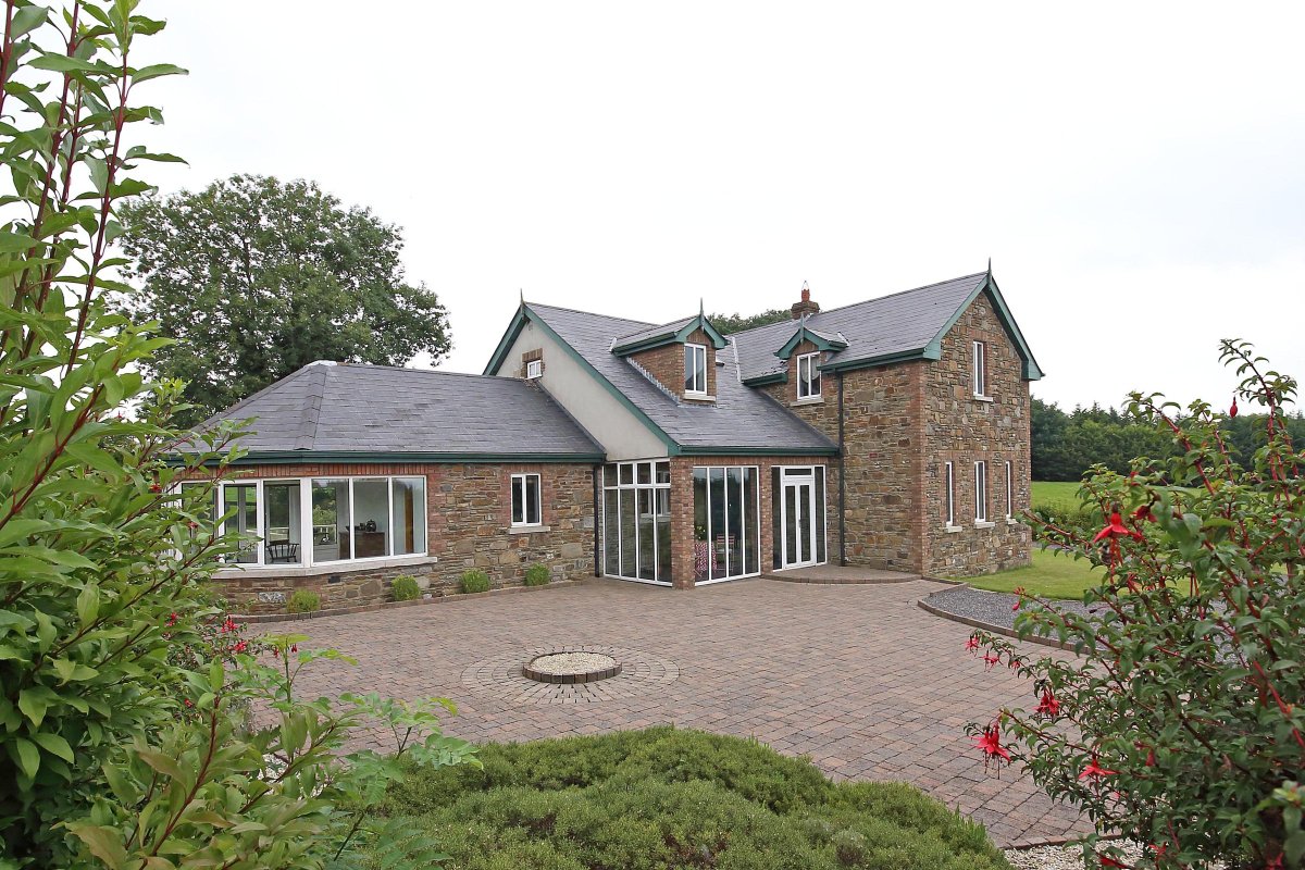 daftmedia's tweet photo. Take a peek inside this 4 bed that sits on 5.5 acres 🏡🏡 → https://t.co/EJRzIGaN8F https://t.co/Kll1rZwS2k