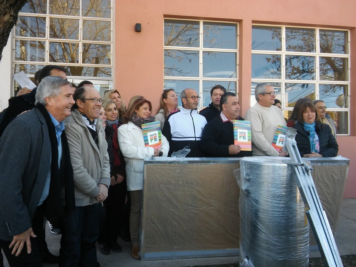 comuna_sme's tweet photo. Finalizada la jornada de licitación por obras eléctricas y entrega de calefones solares a instituciones. https://t.co/PSUfcRxE9B