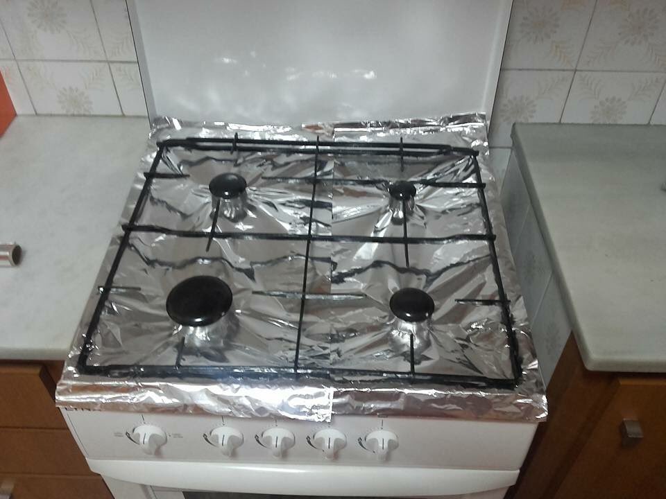 El truco de poner papel de aluminio en la cocina para no manchar