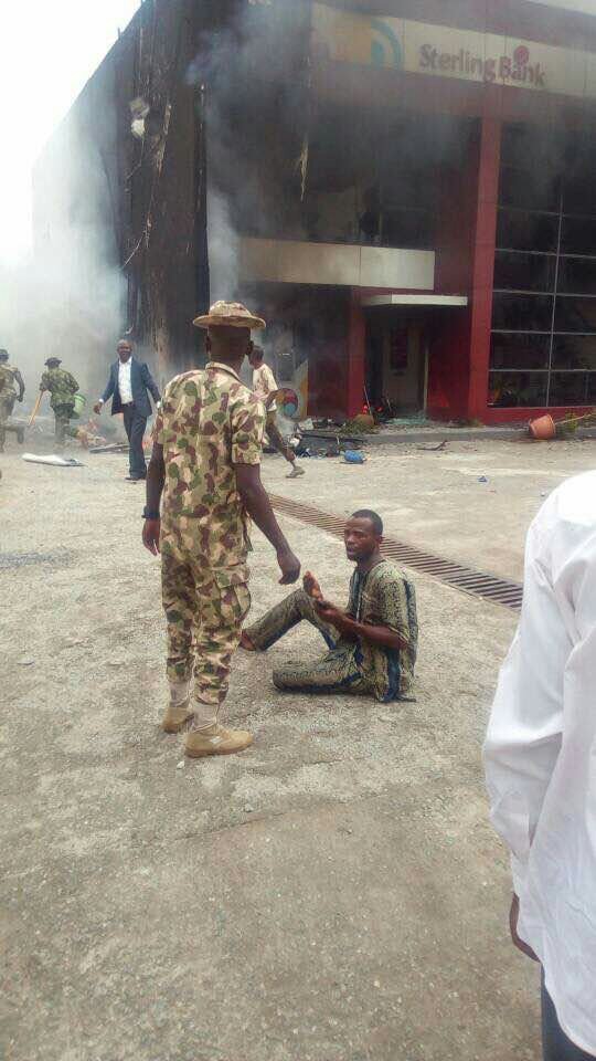 Breakingpost_ng's tweet photo. Riot in Apapa as Policeman shoots Trailer Driver (PHOTOS) https://t.co/Pw0WlXiBZi https://t.co/62ZT7zqxpe
